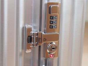 rimowa salsa deluxe lock stuck