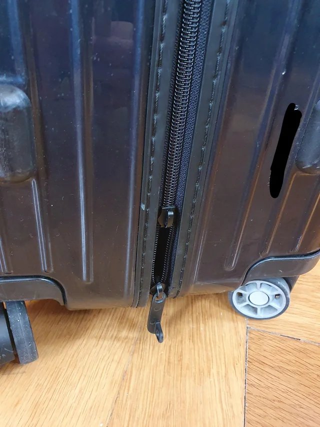 Rimowa Essential Lite zipper